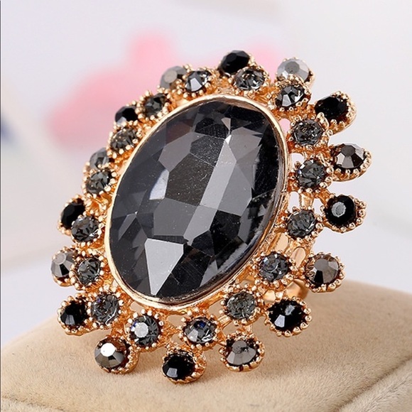 Jewelry - Exaggerated big ring